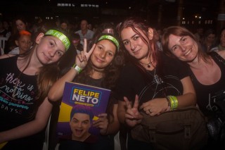 
                        <a style='margin-left: 5px;' class='btn btn-xs btn-social btn-facebook' href='https://www.facebook.com/sharer/sharer.php?u=https://www.galeramix.com.br/imagem/a76/800-800-90/conteudo/site_galerias/76/felipe-neto-mega-fest-10.jpg' rel='popup' data-width='500' data-height='400'><i class='fa fa-facebook'></i>Compartilhar <span class='hidden-xs'>no Facebook</span>
                    </a> 
                    <a class='btn btn-default btn-xs' target='_blank' href='imagem/a76/800-800-90/conteudo/site_galerias/76/felipe-neto-mega-fest-10.jpg'>
                        <span class='glyphicon glyphicon-cloud-download'></span> Salvar
                    </a>
                    