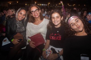 
<a style='margin-left: 5px;' class='btn btn-xs btn-social btn-facebook' href='https://www.facebook.com/sharer/sharer.php?u=https://www.galeramix.com.br/imagem/a76/800-800-90/conteudo/site_galerias/76/felipe-neto-mega-fest-22.jpg' rel='popup' data-width='500' data-height='400'><i class='fa fa-facebook'></i>Compartilhar <span class='hidden-xs'>no Facebook</span>
</a> 
<a class='btn btn-default btn-xs' target='_blank' href='imagem/a76/800-800-90/conteudo/site_galerias/76/felipe-neto-mega-fest-22.jpg'>
<span class='glyphicon glyphicon-cloud-download'></span> Salvar
</a>
