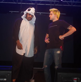 
<a style='margin-left: 5px;' class='btn btn-xs btn-social btn-facebook' href='https://www.facebook.com/sharer/sharer.php?u=https://www.galeramix.com.br/imagem/a76/800-800-90/conteudo/site_galerias/76/felipe-neto-mega-fest-73.jpg' rel='popup' data-width='500' data-height='400'><i class='fa fa-facebook'></i>Compartilhar <span class='hidden-xs'>no Facebook</span>
</a> 
<a class='btn btn-default btn-xs' target='_blank' href='imagem/a76/800-800-90/conteudo/site_galerias/76/felipe-neto-mega-fest-73.jpg'>
<span class='glyphicon glyphicon-cloud-download'></span> Salvar
</a>
