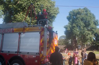 
                            <a style='margin-left: 5px;' class='btn btn-xs btn-social btn-facebook' href='https://www.facebook.com/sharer/sharer.php?u=https://www.galeramix.com.br/imagem/a77/800-800-90/conteudo/site_galerias/77/aniversario-de-tijucas-galera-mix-casarao-gallotti-10.jpg' rel='popup' data-width='500' data-height='400'><i class='fa fa-facebook'></i>Compartilhar <span class='hidden-xs'>no Facebook</span>
                        </a> 
                        <a class='btn btn-default btn-xs' target='_blank' href='imagem/a77/800-800-90/conteudo/site_galerias/77/aniversario-de-tijucas-galera-mix-casarao-gallotti-10.jpg'>
                            <span class='glyphicon glyphicon-cloud-download'></span> Salvar
                        </a>
                        