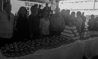 
        <a style='margin-left: 5px;' class='btn btn-xs btn-social btn-facebook' href='https://www.facebook.com/sharer/sharer.php?u=https://www.galeramix.com.br/imagem/a77/800-800-90/conteudo/site_galerias/77/aniversario-de-tijucas-galera-mix-casarao-gallotti-104.jpg' rel='popup' data-width='500' data-height='400'><i class='fa fa-facebook'></i>Compartilhar <span class='hidden-xs'>no Facebook</span>
    </a> 
    <a class='btn btn-default btn-xs' target='_blank' href='imagem/a77/800-800-90/conteudo/site_galerias/77/aniversario-de-tijucas-galera-mix-casarao-gallotti-104.jpg'>
        <span class='glyphicon glyphicon-cloud-download'></span> Salvar
    </a>
    