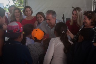 
<a style='margin-left: 5px;' class='btn btn-xs btn-social btn-facebook' href='https://www.facebook.com/sharer/sharer.php?u=https://www.galeramix.com.br/imagem/a77/800-800-90/conteudo/site_galerias/77/aniversario-de-tijucas-galera-mix-casarao-gallotti-108.jpg' rel='popup' data-width='500' data-height='400'><i class='fa fa-facebook'></i>Compartilhar <span class='hidden-xs'>no Facebook</span>
</a> 
<a class='btn btn-default btn-xs' target='_blank' href='imagem/a77/800-800-90/conteudo/site_galerias/77/aniversario-de-tijucas-galera-mix-casarao-gallotti-108.jpg'>
<span class='glyphicon glyphicon-cloud-download'></span> Salvar
</a>
