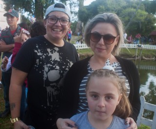 
<a style='margin-left: 5px;' class='btn btn-xs btn-social btn-facebook' href='https://www.facebook.com/sharer/sharer.php?u=https://www.galeramix.com.br/imagem/a77/800-800-90/conteudo/site_galerias/77/aniversario-de-tijucas-galera-mix-casarao-gallotti-123.jpg' rel='popup' data-width='500' data-height='400'><i class='fa fa-facebook'></i>Compartilhar <span class='hidden-xs'>no Facebook</span>
</a> 
<a class='btn btn-default btn-xs' target='_blank' href='imagem/a77/800-800-90/conteudo/site_galerias/77/aniversario-de-tijucas-galera-mix-casarao-gallotti-123.jpg'>
<span class='glyphicon glyphicon-cloud-download'></span> Salvar
</a>
