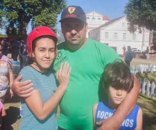 
<a style='margin-left: 5px;' class='btn btn-xs btn-social btn-facebook' href='https://www.facebook.com/sharer/sharer.php?u=https://www.galeramix.com.br/imagem/a77/800-800-90/conteudo/site_galerias/77/aniversario-de-tijucas-galera-mix-casarao-gallotti-28.jpg' rel='popup' data-width='500' data-height='400'><i class='fa fa-facebook'></i>Compartilhar <span class='hidden-xs'>no Facebook</span>
</a> 
<a class='btn btn-default btn-xs' target='_blank' href='imagem/a77/800-800-90/conteudo/site_galerias/77/aniversario-de-tijucas-galera-mix-casarao-gallotti-28.jpg'>
<span class='glyphicon glyphicon-cloud-download'></span> Salvar
</a>
