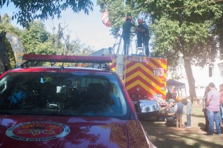 
<a style='margin-left: 5px;' class='btn btn-xs btn-social btn-facebook' href='https://www.facebook.com/sharer/sharer.php?u=https://www.galeramix.com.br/imagem/a77/800-800-90/conteudo/site_galerias/77/aniversario-de-tijucas-galera-mix-casarao-gallotti-3.jpg' rel='popup' data-width='500' data-height='400'><i class='fa fa-facebook'></i>Compartilhar <span class='hidden-xs'>no Facebook</span>
</a> 
<a class='btn btn-default btn-xs' target='_blank' href='imagem/a77/800-800-90/conteudo/site_galerias/77/aniversario-de-tijucas-galera-mix-casarao-gallotti-3.jpg'>
<span class='glyphicon glyphicon-cloud-download'></span> Salvar
</a>
