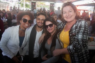 
<a style='margin-left: 5px;' class='btn btn-xs btn-social btn-facebook' href='https://www.facebook.com/sharer/sharer.php?u=https://www.galeramix.com.br/imagem/a77/800-800-90/conteudo/site_galerias/77/aniversario-de-tijucas-galera-mix-casarao-gallotti-40.jpg' rel='popup' data-width='500' data-height='400'><i class='fa fa-facebook'></i>Compartilhar <span class='hidden-xs'>no Facebook</span>
</a> 
<a class='btn btn-default btn-xs' target='_blank' href='imagem/a77/800-800-90/conteudo/site_galerias/77/aniversario-de-tijucas-galera-mix-casarao-gallotti-40.jpg'>
<span class='glyphicon glyphicon-cloud-download'></span> Salvar
</a>
