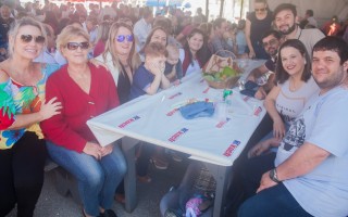 
<a style='margin-left: 5px;' class='btn btn-xs btn-social btn-facebook' href='https://www.facebook.com/sharer/sharer.php?u=https://www.galeramix.com.br/imagem/a77/800-800-90/conteudo/site_galerias/77/aniversario-de-tijucas-galera-mix-casarao-gallotti-47.jpg' rel='popup' data-width='500' data-height='400'><i class='fa fa-facebook'></i>Compartilhar <span class='hidden-xs'>no Facebook</span>
</a> 
<a class='btn btn-default btn-xs' target='_blank' href='imagem/a77/800-800-90/conteudo/site_galerias/77/aniversario-de-tijucas-galera-mix-casarao-gallotti-47.jpg'>
<span class='glyphicon glyphicon-cloud-download'></span> Salvar
</a>
