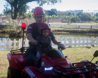 
<a style='margin-left: 5px;' class='btn btn-xs btn-social btn-facebook' href='https://www.facebook.com/sharer/sharer.php?u=https://www.galeramix.com.br/imagem/a77/800-800-90/conteudo/site_galerias/77/aniversario-de-tijucas-galera-mix-casarao-gallotti-5.jpg' rel='popup' data-width='500' data-height='400'><i class='fa fa-facebook'></i>Compartilhar <span class='hidden-xs'>no Facebook</span>
</a> 
<a class='btn btn-default btn-xs' target='_blank' href='imagem/a77/800-800-90/conteudo/site_galerias/77/aniversario-de-tijucas-galera-mix-casarao-gallotti-5.jpg'>
<span class='glyphicon glyphicon-cloud-download'></span> Salvar
</a>
