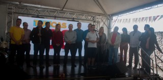 
<a style='margin-left: 5px;' class='btn btn-xs btn-social btn-facebook' href='https://www.facebook.com/sharer/sharer.php?u=https://www.galeramix.com.br/imagem/a77/800-800-90/conteudo/site_galerias/77/aniversario-de-tijucas-galera-mix-casarao-gallotti-53.jpg' rel='popup' data-width='500' data-height='400'><i class='fa fa-facebook'></i>Compartilhar <span class='hidden-xs'>no Facebook</span>
</a> 
<a class='btn btn-default btn-xs' target='_blank' href='imagem/a77/800-800-90/conteudo/site_galerias/77/aniversario-de-tijucas-galera-mix-casarao-gallotti-53.jpg'>
<span class='glyphicon glyphicon-cloud-download'></span> Salvar
</a>
