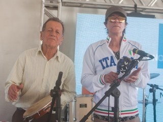 
<a style='margin-left: 5px;' class='btn btn-xs btn-social btn-facebook' href='https://www.facebook.com/sharer/sharer.php?u=https://www.galeramix.com.br/imagem/a77/800-800-90/conteudo/site_galerias/77/aniversario-de-tijucas-galera-mix-casarao-gallotti-70.jpg' rel='popup' data-width='500' data-height='400'><i class='fa fa-facebook'></i>Compartilhar <span class='hidden-xs'>no Facebook</span>
</a> 
<a class='btn btn-default btn-xs' target='_blank' href='imagem/a77/800-800-90/conteudo/site_galerias/77/aniversario-de-tijucas-galera-mix-casarao-gallotti-70.jpg'>
<span class='glyphicon glyphicon-cloud-download'></span> Salvar
</a>
