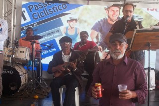 
<a style='margin-left: 5px;' class='btn btn-xs btn-social btn-facebook' href='https://www.facebook.com/sharer/sharer.php?u=https://www.galeramix.com.br/imagem/a77/800-800-90/conteudo/site_galerias/77/aniversario-de-tijucas-galera-mix-casarao-gallotti-75.jpg' rel='popup' data-width='500' data-height='400'><i class='fa fa-facebook'></i>Compartilhar <span class='hidden-xs'>no Facebook</span>
</a> 
<a class='btn btn-default btn-xs' target='_blank' href='imagem/a77/800-800-90/conteudo/site_galerias/77/aniversario-de-tijucas-galera-mix-casarao-gallotti-75.jpg'>
<span class='glyphicon glyphicon-cloud-download'></span> Salvar
</a>
