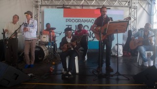 
<a style='margin-left: 5px;' class='btn btn-xs btn-social btn-facebook' href='https://www.facebook.com/sharer/sharer.php?u=https://www.galeramix.com.br/imagem/a77/800-800-90/conteudo/site_galerias/77/aniversario-de-tijucas-galera-mix-casarao-gallotti-76.jpg' rel='popup' data-width='500' data-height='400'><i class='fa fa-facebook'></i>Compartilhar <span class='hidden-xs'>no Facebook</span>
</a> 
<a class='btn btn-default btn-xs' target='_blank' href='imagem/a77/800-800-90/conteudo/site_galerias/77/aniversario-de-tijucas-galera-mix-casarao-gallotti-76.jpg'>
<span class='glyphicon glyphicon-cloud-download'></span> Salvar
</a>
