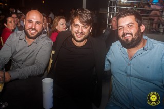 
<a style='margin-left: 5px;' class='btn btn-xs btn-social btn-facebook' href='https://www.facebook.com/sharer/sharer.php?u=https://www.galeramix.com.br/imagem/a80/800-800-90/conteudo/site_galerias/80/live-tijucas-galera-mix-espresso-rural-diogo-portugal-143.jpg' rel='popup' data-width='500' data-height='400'><i class='fa fa-facebook'></i>Compartilhar <span class='hidden-xs'>no Facebook</span>
</a> 
<a class='btn btn-default btn-xs' target='_blank' href='imagem/a80/800-800-90/conteudo/site_galerias/80/live-tijucas-galera-mix-espresso-rural-diogo-portugal-143.jpg'>
<span class='glyphicon glyphicon-cloud-download'></span> Salvar
</a>
