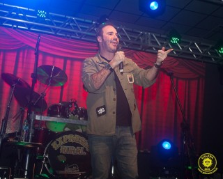 
<a style='margin-left: 5px;' class='btn btn-xs btn-social btn-facebook' href='https://www.facebook.com/sharer/sharer.php?u=https://www.galeramix.com.br/imagem/a80/800-800-90/conteudo/site_galerias/80/live-tijucas-galera-mix-espresso-rural-diogo-portugal-51.jpg' rel='popup' data-width='500' data-height='400'><i class='fa fa-facebook'></i>Compartilhar <span class='hidden-xs'>no Facebook</span>
</a> 
<a class='btn btn-default btn-xs' target='_blank' href='imagem/a80/800-800-90/conteudo/site_galerias/80/live-tijucas-galera-mix-espresso-rural-diogo-portugal-51.jpg'>
<span class='glyphicon glyphicon-cloud-download'></span> Salvar
</a>
