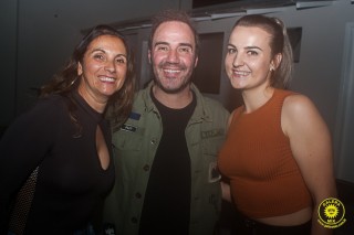 
<a style='margin-left: 5px;' class='btn btn-xs btn-social btn-facebook' href='https://www.facebook.com/sharer/sharer.php?u=https://www.galeramix.com.br/imagem/a80/800-800-90/conteudo/site_galerias/80/live-tijucas-galera-mix-espresso-rural-diogo-portugal-61.jpg' rel='popup' data-width='500' data-height='400'><i class='fa fa-facebook'></i>Compartilhar <span class='hidden-xs'>no Facebook</span>
</a> 
<a class='btn btn-default btn-xs' target='_blank' href='imagem/a80/800-800-90/conteudo/site_galerias/80/live-tijucas-galera-mix-espresso-rural-diogo-portugal-61.jpg'>
<span class='glyphicon glyphicon-cloud-download'></span> Salvar
</a>
