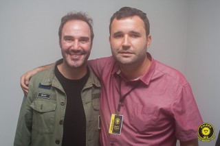 
<a style='margin-left: 5px;' class='btn btn-xs btn-social btn-facebook' href='https://www.facebook.com/sharer/sharer.php?u=https://www.galeramix.com.br/imagem/a80/800-800-90/conteudo/site_galerias/80/live-tijucas-galera-mix-espresso-rural-diogo-portugal-64.jpg' rel='popup' data-width='500' data-height='400'><i class='fa fa-facebook'></i>Compartilhar <span class='hidden-xs'>no Facebook</span>
</a> 
<a class='btn btn-default btn-xs' target='_blank' href='imagem/a80/800-800-90/conteudo/site_galerias/80/live-tijucas-galera-mix-espresso-rural-diogo-portugal-64.jpg'>
<span class='glyphicon glyphicon-cloud-download'></span> Salvar
</a>
