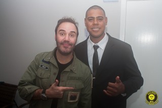 
<a style='margin-left: 5px;' class='btn btn-xs btn-social btn-facebook' href='https://www.facebook.com/sharer/sharer.php?u=https://www.galeramix.com.br/imagem/a80/800-800-90/conteudo/site_galerias/80/live-tijucas-galera-mix-espresso-rural-diogo-portugal-68.jpg' rel='popup' data-width='500' data-height='400'><i class='fa fa-facebook'></i>Compartilhar <span class='hidden-xs'>no Facebook</span>
</a> 
<a class='btn btn-default btn-xs' target='_blank' href='imagem/a80/800-800-90/conteudo/site_galerias/80/live-tijucas-galera-mix-espresso-rural-diogo-portugal-68.jpg'>
<span class='glyphicon glyphicon-cloud-download'></span> Salvar
</a>
