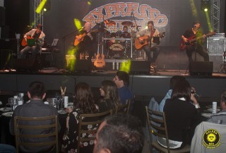 
<a style='margin-left: 5px;' class='btn btn-xs btn-social btn-facebook' href='https://www.facebook.com/sharer/sharer.php?u=https://www.galeramix.com.br/imagem/a80/800-800-90/conteudo/site_galerias/80/live-tijucas-galera-mix-espresso-rural-diogo-portugal-69.jpg' rel='popup' data-width='500' data-height='400'><i class='fa fa-facebook'></i>Compartilhar <span class='hidden-xs'>no Facebook</span>
</a> 
<a class='btn btn-default btn-xs' target='_blank' href='imagem/a80/800-800-90/conteudo/site_galerias/80/live-tijucas-galera-mix-espresso-rural-diogo-portugal-69.jpg'>
<span class='glyphicon glyphicon-cloud-download'></span> Salvar
</a>
