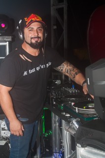 
<a style='margin-left: 5px;' class='btn btn-xs btn-social btn-facebook' href='https://www.facebook.com/sharer/sharer.php?u=https://www.galeramix.com.br/imagem/a82/800-800-90/conteudo/site_galerias/82/festa-do-caminhoneiro-tijucas-hugo-e-thiago-tijucas-15.jpg' rel='popup' data-width='500' data-height='400'><i class='fa fa-facebook'></i>Compartilhar <span class='hidden-xs'>no Facebook</span>
</a> 
<a class='btn btn-default btn-xs' target='_blank' href='imagem/a82/800-800-90/conteudo/site_galerias/82/festa-do-caminhoneiro-tijucas-hugo-e-thiago-tijucas-15.jpg'>
<span class='glyphicon glyphicon-cloud-download'></span> Salvar
</a>
