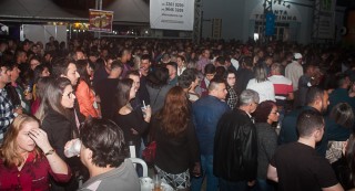 
<a style='margin-left: 5px;' class='btn btn-xs btn-social btn-facebook' href='https://www.facebook.com/sharer/sharer.php?u=https://www.galeramix.com.br/imagem/a82/800-800-90/conteudo/site_galerias/82/festa-do-caminhoneiro-tijucas-hugo-e-thiago-tijucas-24.jpg' rel='popup' data-width='500' data-height='400'><i class='fa fa-facebook'></i>Compartilhar <span class='hidden-xs'>no Facebook</span>
</a> 
<a class='btn btn-default btn-xs' target='_blank' href='imagem/a82/800-800-90/conteudo/site_galerias/82/festa-do-caminhoneiro-tijucas-hugo-e-thiago-tijucas-24.jpg'>
<span class='glyphicon glyphicon-cloud-download'></span> Salvar
</a>
