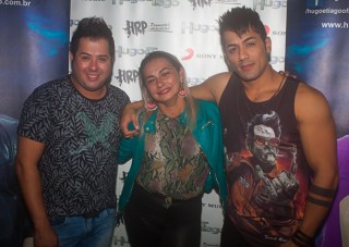 
<a style='margin-left: 5px;' class='btn btn-xs btn-social btn-facebook' href='https://www.facebook.com/sharer/sharer.php?u=https://www.galeramix.com.br/imagem/a82/800-800-90/conteudo/site_galerias/82/festa-do-caminhoneiro-tijucas-hugo-e-thiago-tijucas-84.jpg' rel='popup' data-width='500' data-height='400'><i class='fa fa-facebook'></i>Compartilhar <span class='hidden-xs'>no Facebook</span>
</a> 
<a class='btn btn-default btn-xs' target='_blank' href='imagem/a82/800-800-90/conteudo/site_galerias/82/festa-do-caminhoneiro-tijucas-hugo-e-thiago-tijucas-84.jpg'>
<span class='glyphicon glyphicon-cloud-download'></span> Salvar
</a>
