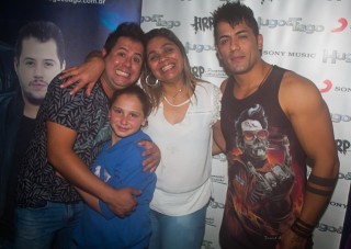 
<a style='margin-left: 5px;' class='btn btn-xs btn-social btn-facebook' href='https://www.facebook.com/sharer/sharer.php?u=https://www.galeramix.com.br/imagem/a82/800-800-90/conteudo/site_galerias/82/festa-do-caminhoneiro-tijucas-hugo-e-thiago-tijucas-91.jpg' rel='popup' data-width='500' data-height='400'><i class='fa fa-facebook'></i>Compartilhar <span class='hidden-xs'>no Facebook</span>
</a> 
<a class='btn btn-default btn-xs' target='_blank' href='imagem/a82/800-800-90/conteudo/site_galerias/82/festa-do-caminhoneiro-tijucas-hugo-e-thiago-tijucas-91.jpg'>
<span class='glyphicon glyphicon-cloud-download'></span> Salvar
</a>
