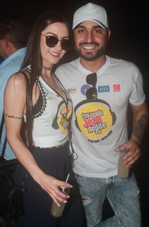 
            <a style='margin-left: 5px;' class='btn btn-xs btn-social btn-facebook' href='https://www.facebook.com/sharer/sharer.php?u=https://www.galeramix.com.br/imagem/a84/800-800-90/conteudo/site_galerias/84/feijoada-do-jean-negao-galera-mix-15.jpg' rel='popup' data-width='500' data-height='400'><i class='fa fa-facebook'></i>Compartilhar <span class='hidden-xs'>no Facebook</span>
        </a> 
        <a class='btn btn-default btn-xs' target='_blank' href='imagem/a84/800-800-90/conteudo/site_galerias/84/feijoada-do-jean-negao-galera-mix-15.jpg'>
            <span class='glyphicon glyphicon-cloud-download'></span> Salvar
        </a>
        