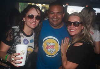 
<a style='margin-left: 5px;' class='btn btn-xs btn-social btn-facebook' href='https://www.facebook.com/sharer/sharer.php?u=https://www.galeramix.com.br/imagem/a84/800-800-90/conteudo/site_galerias/84/feijoada-do-jean-negao-galera-mix-22.jpg' rel='popup' data-width='500' data-height='400'><i class='fa fa-facebook'></i>Compartilhar <span class='hidden-xs'>no Facebook</span>
</a> 
<a class='btn btn-default btn-xs' target='_blank' href='imagem/a84/800-800-90/conteudo/site_galerias/84/feijoada-do-jean-negao-galera-mix-22.jpg'>
<span class='glyphicon glyphicon-cloud-download'></span> Salvar
</a>
