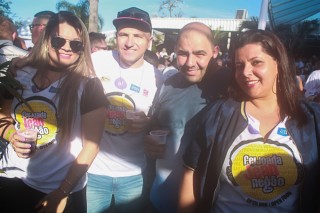 
<a style='margin-left: 5px;' class='btn btn-xs btn-social btn-facebook' href='https://www.facebook.com/sharer/sharer.php?u=https://www.galeramix.com.br/imagem/a84/800-800-90/conteudo/site_galerias/84/feijoada-do-jean-negao-galera-mix-30.jpg' rel='popup' data-width='500' data-height='400'><i class='fa fa-facebook'></i>Compartilhar <span class='hidden-xs'>no Facebook</span>
</a> 
<a class='btn btn-default btn-xs' target='_blank' href='imagem/a84/800-800-90/conteudo/site_galerias/84/feijoada-do-jean-negao-galera-mix-30.jpg'>
<span class='glyphicon glyphicon-cloud-download'></span> Salvar
</a>
