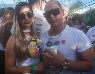 
<a style='margin-left: 5px;' class='btn btn-xs btn-social btn-facebook' href='https://www.facebook.com/sharer/sharer.php?u=https://www.galeramix.com.br/imagem/a84/800-800-90/conteudo/site_galerias/84/feijoada-do-jean-negao-galera-mix-31.jpg' rel='popup' data-width='500' data-height='400'><i class='fa fa-facebook'></i>Compartilhar <span class='hidden-xs'>no Facebook</span>
</a> 
<a class='btn btn-default btn-xs' target='_blank' href='imagem/a84/800-800-90/conteudo/site_galerias/84/feijoada-do-jean-negao-galera-mix-31.jpg'>
<span class='glyphicon glyphicon-cloud-download'></span> Salvar
</a>
