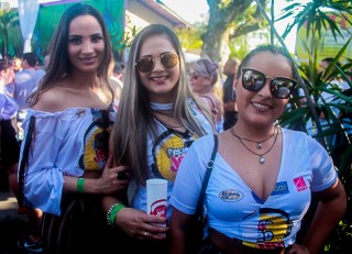 
<a style='margin-left: 5px;' class='btn btn-xs btn-social btn-facebook' href='https://www.facebook.com/sharer/sharer.php?u=https://www.galeramix.com.br/imagem/a84/800-800-90/conteudo/site_galerias/84/feijoada-do-jean-negao-galera-mix-33.jpg' rel='popup' data-width='500' data-height='400'><i class='fa fa-facebook'></i>Compartilhar <span class='hidden-xs'>no Facebook</span>
</a> 
<a class='btn btn-default btn-xs' target='_blank' href='imagem/a84/800-800-90/conteudo/site_galerias/84/feijoada-do-jean-negao-galera-mix-33.jpg'>
<span class='glyphicon glyphicon-cloud-download'></span> Salvar
</a>
