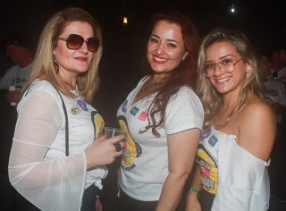 
<a style='margin-left: 5px;' class='btn btn-xs btn-social btn-facebook' href='https://www.facebook.com/sharer/sharer.php?u=https://www.galeramix.com.br/imagem/a84/800-800-90/conteudo/site_galerias/84/feijoada-do-jean-negao-galera-mix-34.jpg' rel='popup' data-width='500' data-height='400'><i class='fa fa-facebook'></i>Compartilhar <span class='hidden-xs'>no Facebook</span>
</a> 
<a class='btn btn-default btn-xs' target='_blank' href='imagem/a84/800-800-90/conteudo/site_galerias/84/feijoada-do-jean-negao-galera-mix-34.jpg'>
<span class='glyphicon glyphicon-cloud-download'></span> Salvar
</a>
