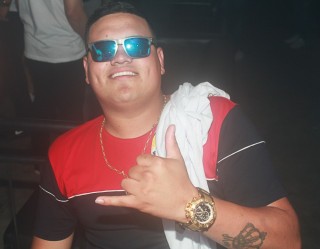 
<a style='margin-left: 5px;' class='btn btn-xs btn-social btn-facebook' href='https://www.facebook.com/sharer/sharer.php?u=https://www.galeramix.com.br/imagem/a84/800-800-90/conteudo/site_galerias/84/feijoada-do-jean-negao-galera-mix-37.jpg' rel='popup' data-width='500' data-height='400'><i class='fa fa-facebook'></i>Compartilhar <span class='hidden-xs'>no Facebook</span>
</a> 
<a class='btn btn-default btn-xs' target='_blank' href='imagem/a84/800-800-90/conteudo/site_galerias/84/feijoada-do-jean-negao-galera-mix-37.jpg'>
<span class='glyphicon glyphicon-cloud-download'></span> Salvar
</a>
