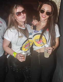 
<a style='margin-left: 5px;' class='btn btn-xs btn-social btn-facebook' href='https://www.facebook.com/sharer/sharer.php?u=https://www.galeramix.com.br/imagem/a84/800-800-90/conteudo/site_galerias/84/feijoada-do-jean-negao-galera-mix-42.jpg' rel='popup' data-width='500' data-height='400'><i class='fa fa-facebook'></i>Compartilhar <span class='hidden-xs'>no Facebook</span>
</a> 
<a class='btn btn-default btn-xs' target='_blank' href='imagem/a84/800-800-90/conteudo/site_galerias/84/feijoada-do-jean-negao-galera-mix-42.jpg'>
<span class='glyphicon glyphicon-cloud-download'></span> Salvar
</a>
