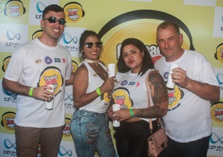 
<a style='margin-left: 5px;' class='btn btn-xs btn-social btn-facebook' href='https://www.facebook.com/sharer/sharer.php?u=https://www.galeramix.com.br/imagem/a84/800-800-90/conteudo/site_galerias/84/feijoada-do-jean-negao-galera-mix-54.jpg' rel='popup' data-width='500' data-height='400'><i class='fa fa-facebook'></i>Compartilhar <span class='hidden-xs'>no Facebook</span>
</a> 
<a class='btn btn-default btn-xs' target='_blank' href='imagem/a84/800-800-90/conteudo/site_galerias/84/feijoada-do-jean-negao-galera-mix-54.jpg'>
<span class='glyphicon glyphicon-cloud-download'></span> Salvar
</a>
