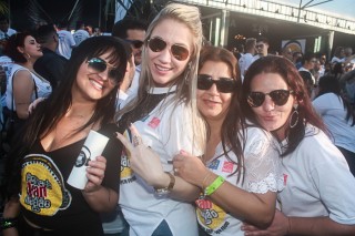 
<a style='margin-left: 5px;' class='btn btn-xs btn-social btn-facebook' href='https://www.facebook.com/sharer/sharer.php?u=https://www.galeramix.com.br/imagem/a84/800-800-90/conteudo/site_galerias/84/feijoada-do-jean-negao-galera-mix-58.jpg' rel='popup' data-width='500' data-height='400'><i class='fa fa-facebook'></i>Compartilhar <span class='hidden-xs'>no Facebook</span>
</a> 
<a class='btn btn-default btn-xs' target='_blank' href='imagem/a84/800-800-90/conteudo/site_galerias/84/feijoada-do-jean-negao-galera-mix-58.jpg'>
<span class='glyphicon glyphicon-cloud-download'></span> Salvar
</a>
