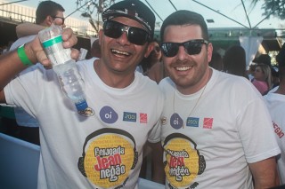 
<a style='margin-left: 5px;' class='btn btn-xs btn-social btn-facebook' href='https://www.facebook.com/sharer/sharer.php?u=https://www.galeramix.com.br/imagem/a84/800-800-90/conteudo/site_galerias/84/feijoada-do-jean-negao-galera-mix-61.jpg' rel='popup' data-width='500' data-height='400'><i class='fa fa-facebook'></i>Compartilhar <span class='hidden-xs'>no Facebook</span>
</a> 
<a class='btn btn-default btn-xs' target='_blank' href='imagem/a84/800-800-90/conteudo/site_galerias/84/feijoada-do-jean-negao-galera-mix-61.jpg'>
<span class='glyphicon glyphicon-cloud-download'></span> Salvar
</a>
