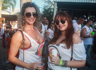 
<a style='margin-left: 5px;' class='btn btn-xs btn-social btn-facebook' href='https://www.facebook.com/sharer/sharer.php?u=https://www.galeramix.com.br/imagem/a84/800-800-90/conteudo/site_galerias/84/feijoada-do-jean-negao-galera-mix-69.jpg' rel='popup' data-width='500' data-height='400'><i class='fa fa-facebook'></i>Compartilhar <span class='hidden-xs'>no Facebook</span>
</a> 
<a class='btn btn-default btn-xs' target='_blank' href='imagem/a84/800-800-90/conteudo/site_galerias/84/feijoada-do-jean-negao-galera-mix-69.jpg'>
<span class='glyphicon glyphicon-cloud-download'></span> Salvar
</a>
