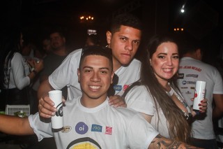 
<a style='margin-left: 5px;' class='btn btn-xs btn-social btn-facebook' href='https://www.facebook.com/sharer/sharer.php?u=https://www.galeramix.com.br/imagem/a84/800-800-90/conteudo/site_galerias/84/feijoada-do-jean-negao-galera-mix-76.jpg' rel='popup' data-width='500' data-height='400'><i class='fa fa-facebook'></i>Compartilhar <span class='hidden-xs'>no Facebook</span>
</a> 
<a class='btn btn-default btn-xs' target='_blank' href='imagem/a84/800-800-90/conteudo/site_galerias/84/feijoada-do-jean-negao-galera-mix-76.jpg'>
<span class='glyphicon glyphicon-cloud-download'></span> Salvar
</a>
