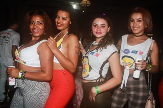 
<a style='margin-left: 5px;' class='btn btn-xs btn-social btn-facebook' href='https://www.facebook.com/sharer/sharer.php?u=https://www.galeramix.com.br/imagem/a84/800-800-90/conteudo/site_galerias/84/feijoada-do-jean-negao-galera-mix-79.jpg' rel='popup' data-width='500' data-height='400'><i class='fa fa-facebook'></i>Compartilhar <span class='hidden-xs'>no Facebook</span>
</a> 
<a class='btn btn-default btn-xs' target='_blank' href='imagem/a84/800-800-90/conteudo/site_galerias/84/feijoada-do-jean-negao-galera-mix-79.jpg'>
<span class='glyphicon glyphicon-cloud-download'></span> Salvar
</a>
