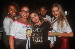 
<a style='margin-left: 5px;' class='btn btn-xs btn-social btn-facebook' href='https://www.facebook.com/sharer/sharer.php?u=https://www.galeramix.com.br/imagem/a84/800-800-90/conteudo/site_galerias/84/feijoada-do-jean-negao-galera-mix-81.jpg' rel='popup' data-width='500' data-height='400'><i class='fa fa-facebook'></i>Compartilhar <span class='hidden-xs'>no Facebook</span>
</a> 
<a class='btn btn-default btn-xs' target='_blank' href='imagem/a84/800-800-90/conteudo/site_galerias/84/feijoada-do-jean-negao-galera-mix-81.jpg'>
<span class='glyphicon glyphicon-cloud-download'></span> Salvar
</a>
