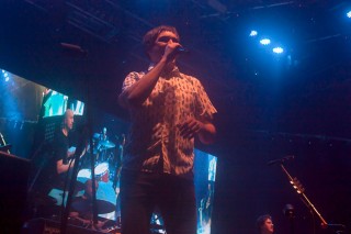 
<a style='margin-left: 5px;' class='btn btn-xs btn-social btn-facebook' href='https://www.facebook.com/sharer/sharer.php?u=https://www.galeramix.com.br/imagem/a86/800-800-90/conteudo/site_galerias/86/skank-petry-galera-mix-3.jpg' rel='popup' data-width='500' data-height='400'><i class='fa fa-facebook'></i>Compartilhar <span class='hidden-xs'>no Facebook</span>
</a> 
<a class='btn btn-default btn-xs' target='_blank' href='imagem/a86/800-800-90/conteudo/site_galerias/86/skank-petry-galera-mix-3.jpg'>
<span class='glyphicon glyphicon-cloud-download'></span> Salvar
</a>
