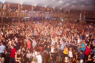 
<a style='margin-left: 5px;' class='btn btn-xs btn-social btn-facebook' href='https://www.facebook.com/sharer/sharer.php?u=https://www.galeramix.com.br/imagem/a86/800-800-90/conteudo/site_galerias/86/skank-petry-galera-mix-45.jpg' rel='popup' data-width='500' data-height='400'><i class='fa fa-facebook'></i>Compartilhar <span class='hidden-xs'>no Facebook</span>
</a> 
<a class='btn btn-default btn-xs' target='_blank' href='imagem/a86/800-800-90/conteudo/site_galerias/86/skank-petry-galera-mix-45.jpg'>
<span class='glyphicon glyphicon-cloud-download'></span> Salvar
</a>
