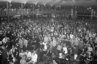 
<a style='margin-left: 5px;' class='btn btn-xs btn-social btn-facebook' href='https://www.facebook.com/sharer/sharer.php?u=https://www.galeramix.com.br/imagem/a86/800-800-90/conteudo/site_galerias/86/skank-petry-galera-mix-46.jpg' rel='popup' data-width='500' data-height='400'><i class='fa fa-facebook'></i>Compartilhar <span class='hidden-xs'>no Facebook</span>
</a> 
<a class='btn btn-default btn-xs' target='_blank' href='imagem/a86/800-800-90/conteudo/site_galerias/86/skank-petry-galera-mix-46.jpg'>
<span class='glyphicon glyphicon-cloud-download'></span> Salvar
</a>
