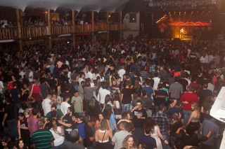 
<a style='margin-left: 5px;' class='btn btn-xs btn-social btn-facebook' href='https://www.facebook.com/sharer/sharer.php?u=https://www.galeramix.com.br/imagem/a86/800-800-90/conteudo/site_galerias/86/skank-petry-galera-mix-47.jpg' rel='popup' data-width='500' data-height='400'><i class='fa fa-facebook'></i>Compartilhar <span class='hidden-xs'>no Facebook</span>
</a> 
<a class='btn btn-default btn-xs' target='_blank' href='imagem/a86/800-800-90/conteudo/site_galerias/86/skank-petry-galera-mix-47.jpg'>
<span class='glyphicon glyphicon-cloud-download'></span> Salvar
</a>
