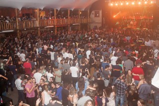 
<a style='margin-left: 5px;' class='btn btn-xs btn-social btn-facebook' href='https://www.facebook.com/sharer/sharer.php?u=https://www.galeramix.com.br/imagem/a86/800-800-90/conteudo/site_galerias/86/skank-petry-galera-mix-48.jpg' rel='popup' data-width='500' data-height='400'><i class='fa fa-facebook'></i>Compartilhar <span class='hidden-xs'>no Facebook</span>
</a> 
<a class='btn btn-default btn-xs' target='_blank' href='imagem/a86/800-800-90/conteudo/site_galerias/86/skank-petry-galera-mix-48.jpg'>
<span class='glyphicon glyphicon-cloud-download'></span> Salvar
</a>
