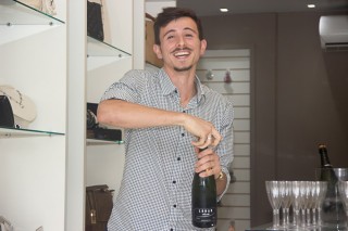 
<a style='margin-left: 5px;' class='btn btn-xs btn-social btn-facebook' href='https://www.facebook.com/sharer/sharer.php?u=https://www.galeramix.com.br/imagem/a87/800-800-90/conteudo/site_galerias/87/trend-art-tijucas-galera-mix-109.jpg' rel='popup' data-width='500' data-height='400'><i class='fa fa-facebook'></i>Compartilhar <span class='hidden-xs'>no Facebook</span>
</a> 
<a class='btn btn-default btn-xs' target='_blank' href='imagem/a87/800-800-90/conteudo/site_galerias/87/trend-art-tijucas-galera-mix-109.jpg'>
<span class='glyphicon glyphicon-cloud-download'></span> Salvar
</a>
