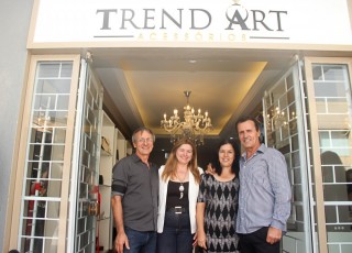 
<a style='margin-left: 5px;' class='btn btn-xs btn-social btn-facebook' href='https://www.facebook.com/sharer/sharer.php?u=https://www.galeramix.com.br/imagem/a87/800-800-90/conteudo/site_galerias/87/trend-art-tijucas-galera-mix-133.jpg' rel='popup' data-width='500' data-height='400'><i class='fa fa-facebook'></i>Compartilhar <span class='hidden-xs'>no Facebook</span>
</a> 
<a class='btn btn-default btn-xs' target='_blank' href='imagem/a87/800-800-90/conteudo/site_galerias/87/trend-art-tijucas-galera-mix-133.jpg'>
<span class='glyphicon glyphicon-cloud-download'></span> Salvar
</a>
