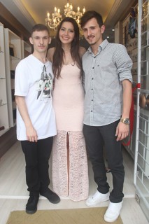 
<a style='margin-left: 5px;' class='btn btn-xs btn-social btn-facebook' href='https://www.facebook.com/sharer/sharer.php?u=https://www.galeramix.com.br/imagem/a87/800-800-90/conteudo/site_galerias/87/trend-art-tijucas-galera-mix-137.jpg' rel='popup' data-width='500' data-height='400'><i class='fa fa-facebook'></i>Compartilhar <span class='hidden-xs'>no Facebook</span>
</a> 
<a class='btn btn-default btn-xs' target='_blank' href='imagem/a87/800-800-90/conteudo/site_galerias/87/trend-art-tijucas-galera-mix-137.jpg'>
<span class='glyphicon glyphicon-cloud-download'></span> Salvar
</a>
