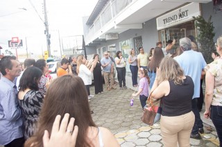 
<a style='margin-left: 5px;' class='btn btn-xs btn-social btn-facebook' href='https://www.facebook.com/sharer/sharer.php?u=https://www.galeramix.com.br/imagem/a87/800-800-90/conteudo/site_galerias/87/trend-art-tijucas-galera-mix-98.jpg' rel='popup' data-width='500' data-height='400'><i class='fa fa-facebook'></i>Compartilhar <span class='hidden-xs'>no Facebook</span>
</a> 
<a class='btn btn-default btn-xs' target='_blank' href='imagem/a87/800-800-90/conteudo/site_galerias/87/trend-art-tijucas-galera-mix-98.jpg'>
<span class='glyphicon glyphicon-cloud-download'></span> Salvar
</a>
